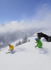 Tiefschnee und Skifahrer
