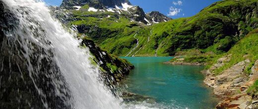 Wasserfall und Bergsee