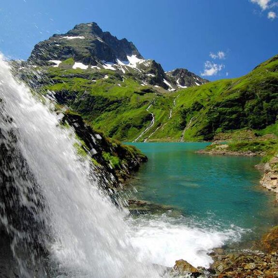 Wasserfall und Bergsee