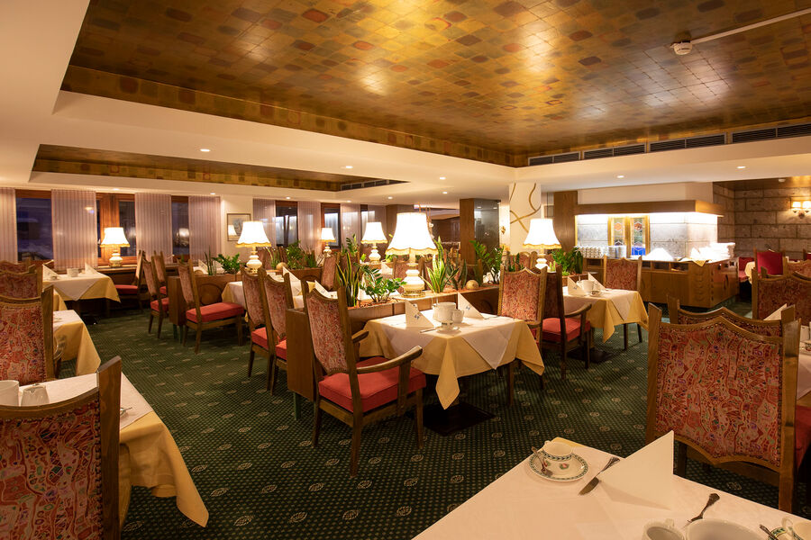 Elegantes Restaurant mit warmem Licht und stilvoller Einrichtung für besondere Abende.