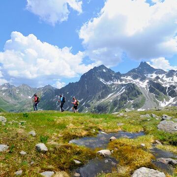 Wanderer beim Bergsteigen in atemberaubender Natur