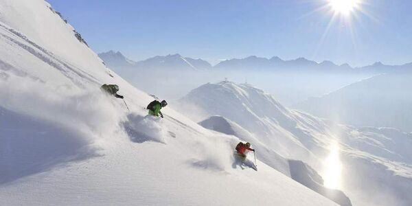 Tiefschnee Skifahrer