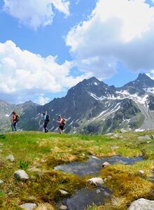 Wanderer beim Bergsteigen in atemberaubender Natur