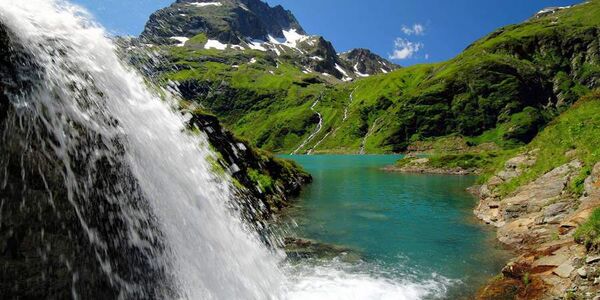 Wasserfall und Bergsee