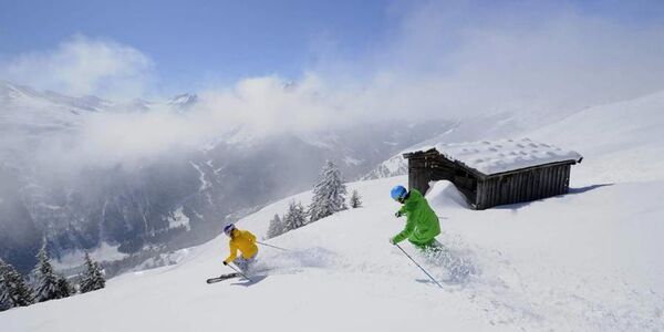 Tiefschnee und Skifahrer