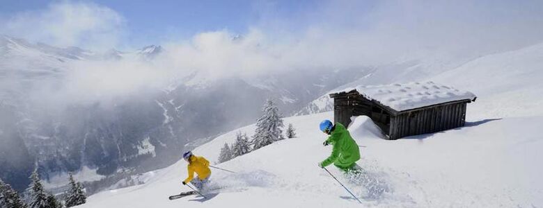 Tiefschnee und Skifahrer