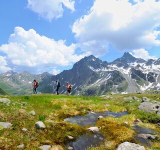 Wanderer beim Bergsteigen in atemberaubender Natur
