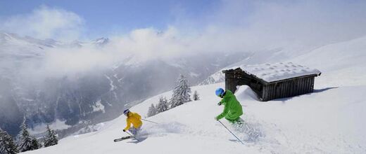 Tiefschnee und Skifahrer