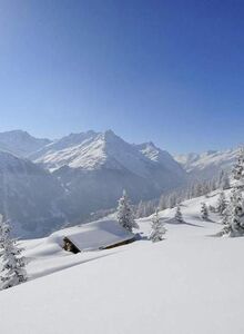 Verschneite Berghütte