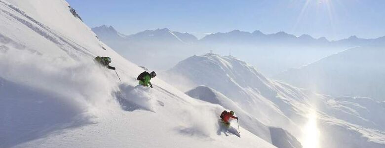 Tiefschnee Skifahrer