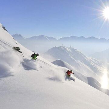 Tiefschnee Skifahrer