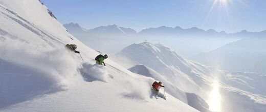 Tiefschnee Skifahrer