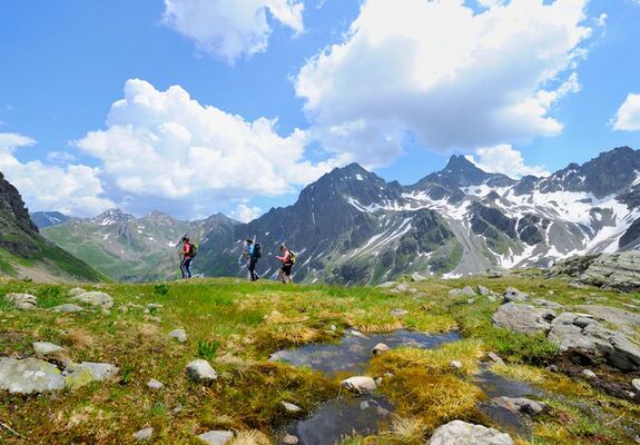 Wanderer beim Bergsteigen in atemberaubender Natur