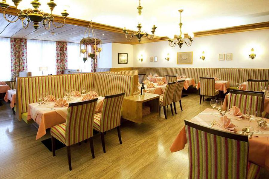 Stilvoll dekoriertes Restaurant mit gemütlicher Beleuchtung und gedeckten Tischen.